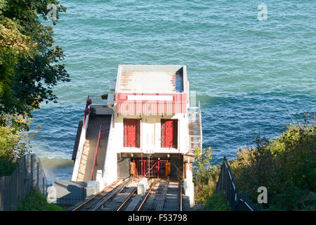 Blick nach unten von einer Kutsche aufsteigend die Babbacombe Cliff Railway in Torquay, Devon, England Stockfoto