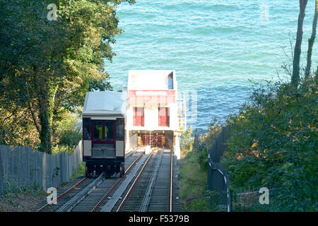 Blick nach unten von einer Kutsche aufsteigend die Babbacombe Cliff Railway in Torquay, Devon, England Stockfoto