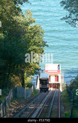 Blick nach unten von einer Kutsche aufsteigend die Babbacombe Cliff Railway in Torquay, Devon, England Stockfoto