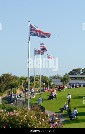 Menschen genießen die Sonne auf Babbacombe Downs an einem heißen Sonnentag im September in Torquay, Devon, England Stockfoto