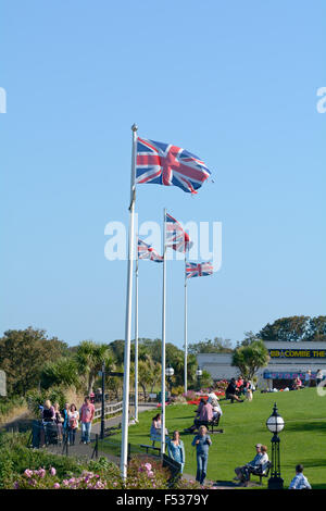 Menschen genießen die Sonne auf Babbacombe Downs an einem heißen Sonnentag im September in Torquay, Devon, England Stockfoto