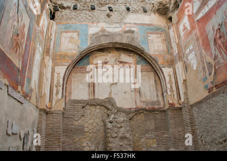 Italien, Herculaneum. Stadt bedeckt in Asche, als 79 A.D. Vesuv ausbrach wo es für mehr als 1.600 Jahren begraben blieb. Bunte Originalfresken. UNESCO Stockfoto