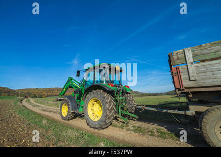 Traktor John Deere im Feld, Tschechische Republik Stockfoto