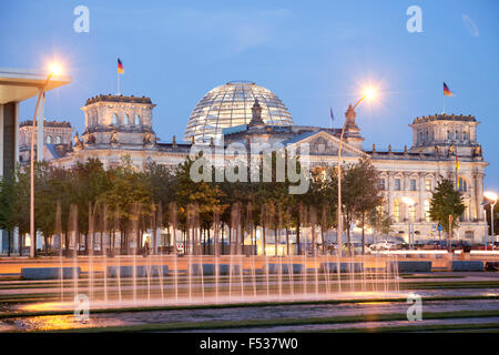 Reichstagsgebäude, Deutscher Bundestag, in der Abenddämmerung, Berlin, Deutschland, Europa Stockfoto