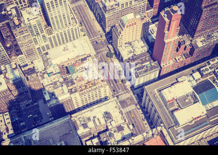 Vintage-Stil Luftbild von Manhattan Straße mit Schatten des Empire State Building, New York, USA. Stockfoto