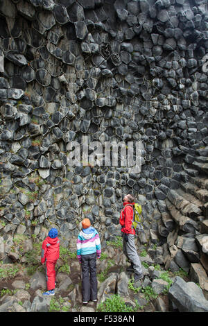 Familie Fels Basaltformationen Hljodaklettar, Jokulsargljufur, Nordhurland Eystra, Island zu studieren. Stockfoto