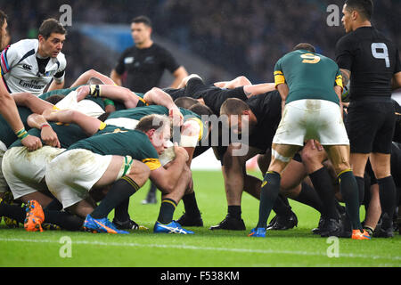 London, UK. 24. Oktober 2015. Scrum-Rugby: 2015 Rugby World Cup Halbfinalspiel zwischen Neuseeland Südafrika 18-20 in Twickenham in London, England. © Fernen Osten Presse/AFLO/Alamy Live-Nachrichten Stockfoto