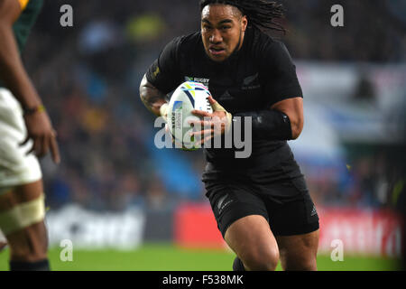 London, UK. 24. Oktober 2015. Einem Nonu (NZL) Rugby: 2015 Rugby World Cup Halbfinalspiel zwischen Neuseeland Südafrika 18-20 in Twickenham in London, England. © Fernen Osten Presse/AFLO/Alamy Live-Nachrichten Stockfoto