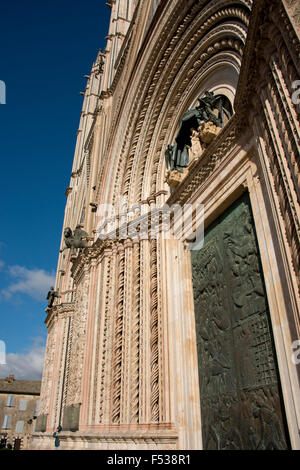 Italien, Umbrien, Orvieto. Die Kathedrale von Orvieto oder Dom von Orvieto. 13. Jahrhundert gotische Meisterwerk, vermutlich eines der besten gotischen Gebäude in Italien. Stockfoto