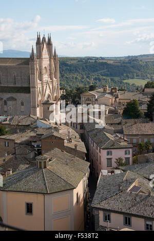 Italien, Umbrien, Orvieto. Überblick über die Stadt und die Kathedrale von Orvieto. 13. Jahrhundert gotische Meisterwerk, vermutlich eines der besten gotischen Gebäude in Italien. Stockfoto