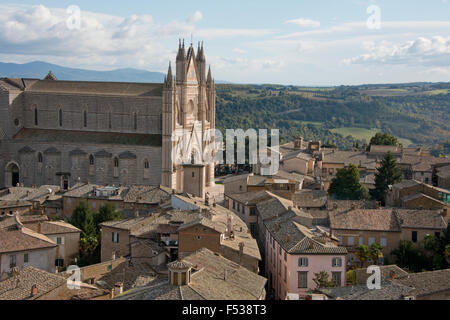 Italien, Umbrien, Orvieto. Überblick über die Stadt und die Kathedrale von Orvieto. 13. Jahrhundert gotische Meisterwerk, vermutlich eines der besten gotischen Gebäude in Italien. Stockfoto