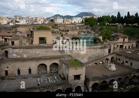 Italien, Herculaneum. Stadt bedeckt mit Asche, als 79 A.D. Vesuv ausbrach wo es für mehr als 1.600 Jahren begraben blieb. Übersicht über die Ruinen der Stadt mit Vesuv in der Ferne. Stockfoto