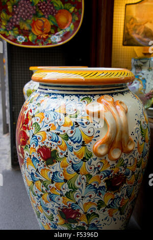 Italien, Orvieto. Traditionelle italienische Keramik zum Verkauf in den engen Gassen von Orvieto. Stockfoto