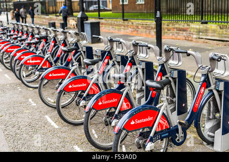 Santander Boris Bikes auf Pitfields Straße, Shoreditch, London Stockfoto