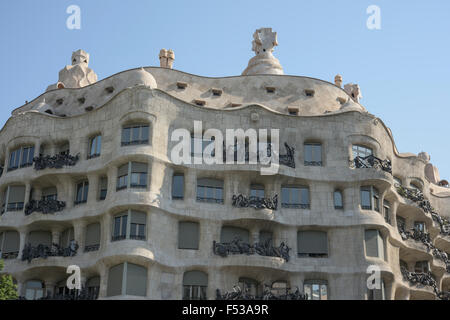 Casa Milà, einem modernistischen Gebäude in Barcelona, Katalonien, Spanien. Stockfoto