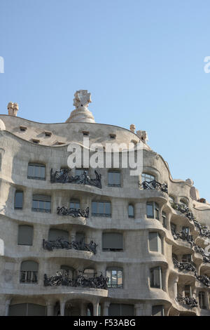 Casa Milà, einem modernistischen Gebäude in Barcelona, Katalonien, Spanien. Stockfoto