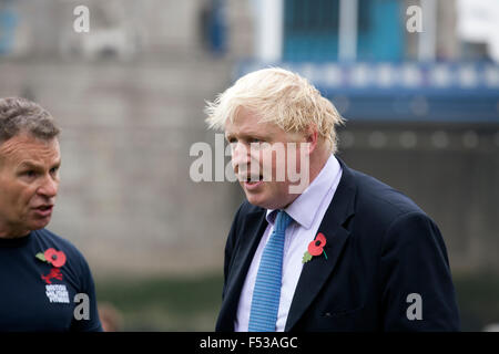 London, UK, 27. Oktober 2015. Bürgermeister von London, Boris Johnson, startet London Poppy Day mit Streitkräfte Tauziehen vor dem Rathaus. Bildnachweis: Keith Larby/Alamy Live-Nachrichten Stockfoto