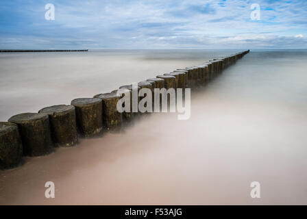 Buhnen kleben aus der Ostsee in der Nähe von Seebad Koelpinsee (Mecklenburg-Vorpommern) auf der Insel Usedom, Deutschland, 20. Oktober 2015. Foto: Patrick Pleul - kein Draht-Dienst- Stockfoto