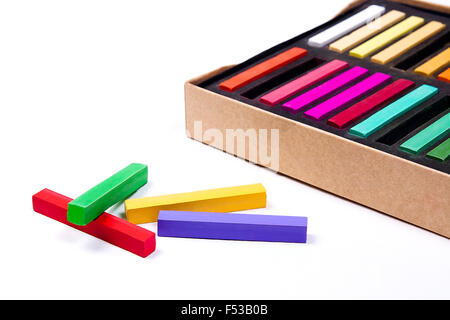 Nahaufnahme der bunte Kreide Pastelle und Box auf dem weißen Hintergrund. Stockfoto