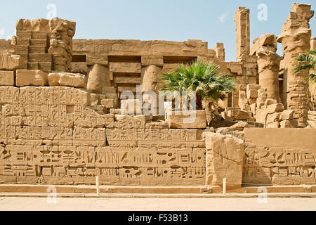 Ruinen von Karnak-Tempel in Ägypten. Ägyptische antiken Hieroglyphen. Stockfoto