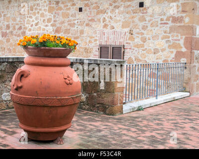 Europa, Italien, Toskana, Pienza.  Einen Topf mit Ringelblumen auf einer Veranda im Freien von einem Haus in der Nähe der mittelalterlichen Stadt Pienza. Stockfoto