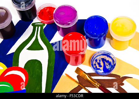 Flaschen mit Gouache Farben und verschiedene Arten von Bürsten für künstlerische Gemälde. Ursprünglichen künstlerischen Malerei von Stillleben auf t Stockfoto