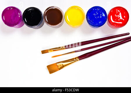 Flaschen mit Gouache Farben und verschiedene Arten von Bürsten für künstlerische Gemälde. Stockfoto
