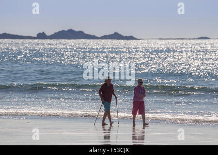 Rentner-paar zu Fuß entlang der Wunde Linie St St Ouen Strand Jersey Channel Islands Stockfoto