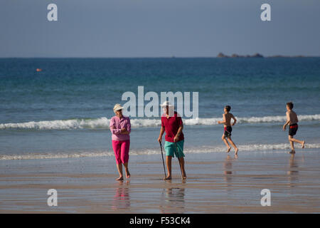 Rentner-paar zu Fuß entlang der Wunde Linie St St Ouen Strand Jersey Channel Islands Stockfoto