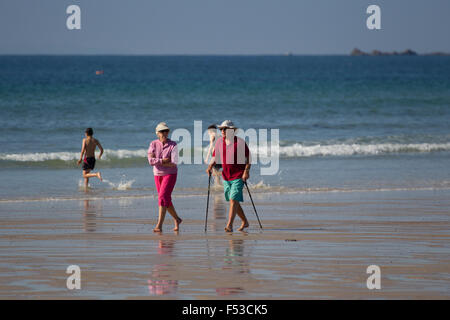 Rentner-paar zu Fuß entlang der Wunde Linie St St Ouen Strand Jersey Channel Islands Stockfoto