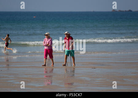 Rentner-paar zu Fuß entlang der Wunde Linie St St Ouen Strand Jersey Channel Islands Stockfoto