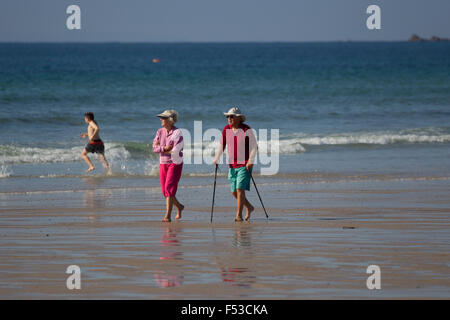 Rentner-paar zu Fuß entlang der Wunde Linie St St Ouen Strand Jersey Channel Islands Stockfoto