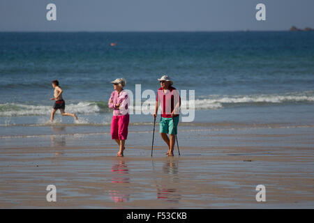 Rentner-paar zu Fuß entlang der Wunde Linie St St Ouen Strand Jersey Channel Islands Stockfoto