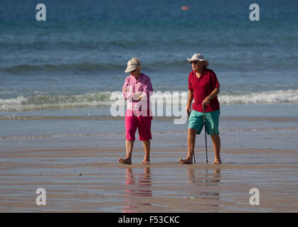 Rentner-paar zu Fuß entlang der Wunde Linie St St Ouen Strand Jersey Channel Islands Stockfoto