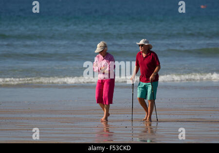 Rentner-paar zu Fuß entlang der Wunde Linie St St Ouen Strand Jersey Channel Islands Stockfoto