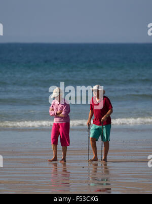 Rentner-paar zu Fuß entlang der Wunde Linie St St Ouen Strand Jersey Channel Islands Stockfoto