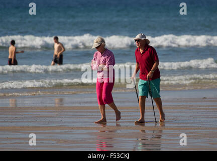 Rentner-paar zu Fuß entlang der Wunde Linie St St Ouen Strand Jersey Channel Islands Stockfoto