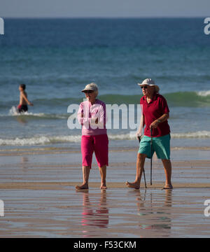 Rentner-paar zu Fuß entlang der Wunde Linie St St Ouen Strand Jersey Channel Islands Stockfoto