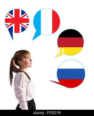 Junges Mädchen umgeben von Dialog Bläschen mit Länder-Fahnen. Deutschland, Großbritannien, Russland, Tschechien. Erlernen von Fremdsprachen Stockfoto