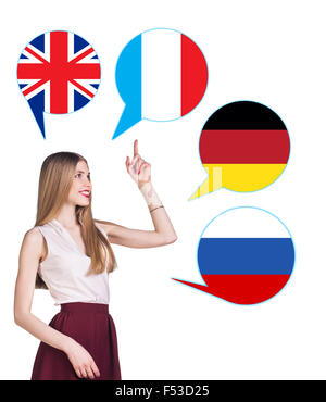 Junge Frau von Dialog Bläschen mit Länder-Fahnen umgeben. Deutschland, Großbritannien, Russland, Tschechien. Erlernen von Fremdsprachen Stockfoto