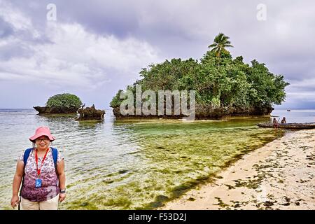 Cartwheel Insel chinesischen Touristen und lokalen Jungs mit Kanu in der Nähe von kleinen tropischen Insel Stockfoto