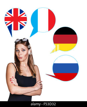 Junge Frau von Dialog Bläschen mit Länder-Fahnen umgeben. Deutschland, Großbritannien, Russland, Tschechien. Erlernen von Fremdsprachen Stockfoto