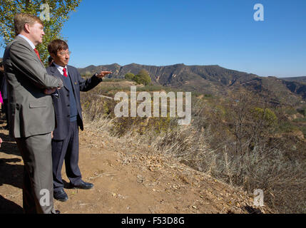 Yanhewanzhen, China. 27. Oktober 2015. König Willem-Alexander der Niederlande (L) besucht das Dorf Yanhewanzhen, China, 27. Oktober 2015. Der König und die Königin sind in China für einen fünftägigen Staatsbesuch. Foto: Albert Nieboer/RPE / - NO-Draht-SERVICE-/ Dpa/Alamy Live News Stockfoto