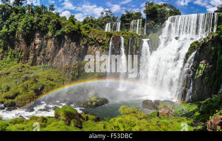 Regenbogen am Iguazu Wasserfälle, eines der neuen sieben Weltwunder der Natur, Argentinien Stockfoto