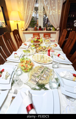 üppig gedeckten Tisch am Heiligabend Stockfoto