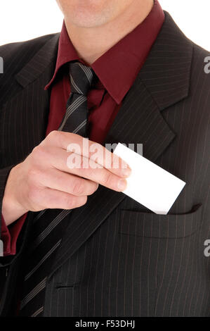Ein junger Geschäftsmann Blumenerde seine Visitenkarte in seinem Anzug Tasche, isolierten für weißen Hintergrund. Stockfoto