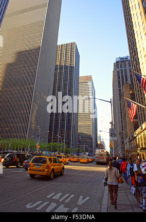 NEW YORK, USA – 7. Mai 2015: Typische Manhattan Landschaft mit gelben Taxis durch belebte Straße von New York City, USA. Stockfoto