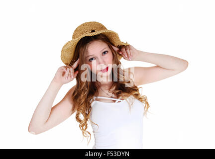 Eine schöne junge Frau mit langen lockigen blonden Haaren mit Beige Stroh Hut, weißen Hintergrund isoliert. Stockfoto