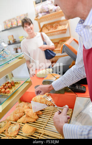 Baker Portion croissant Stockfoto