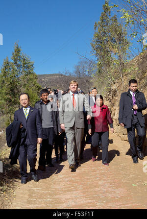 Yanhewanzhen, China. 27. Oktober 2015. König Willem-Alexander der The Netherlands (C) besucht das Dorf Yanhewanzhen, China, 27. Oktober 2015. Der König und die Königin sind in China für einen fünftägigen Staatsbesuch. Foto: Albert Nieboer/RPE / - NO-Draht-SERVICE-/ Dpa/Alamy Live News Stockfoto